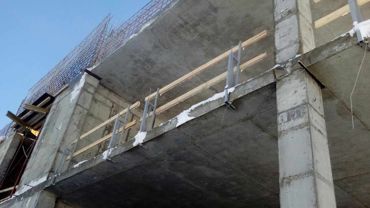 Стойки крепкого защитного наружного ограждения