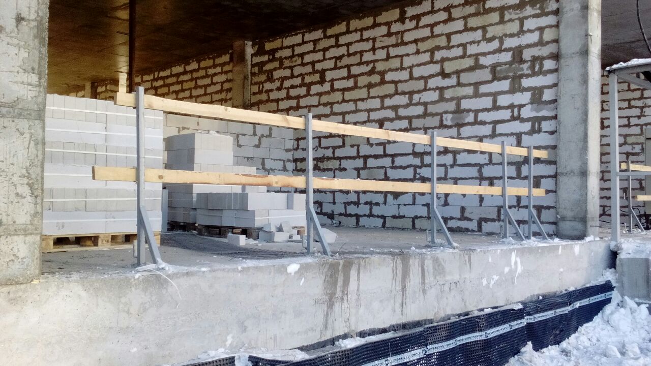 Маленькие среднего крепления стойки защитного наружного ограждения